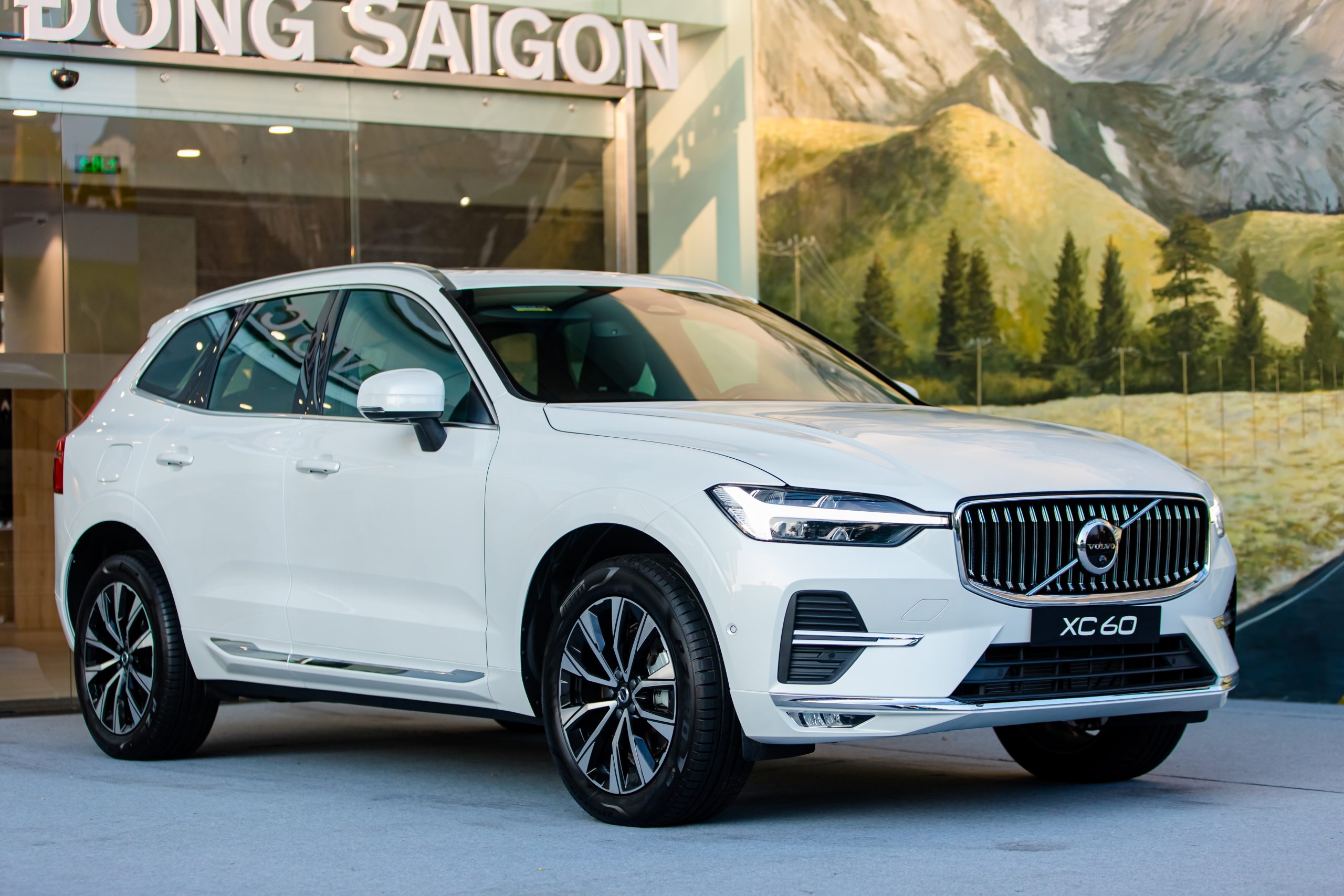 Mercedes-Benz GLC 300 4MATIC và Volvo XC60 Mild Hybrid