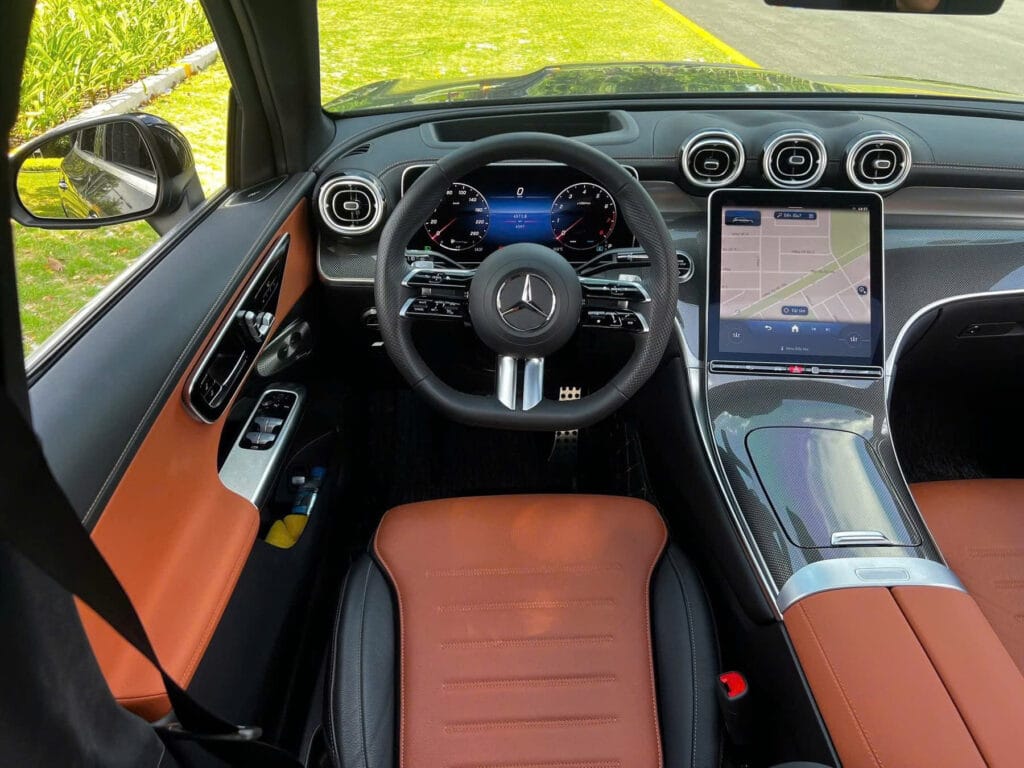 Mercedes-Benz GLC 300 4MATIC và Mercedes-Benz C 300 AMG