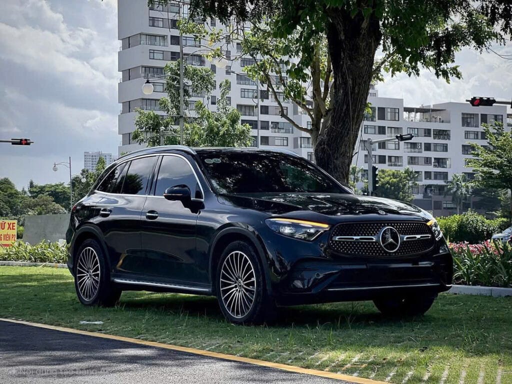 Mercedes-Benz GLC 300 4MATIC và Mercedes-Benz C 300 AMG