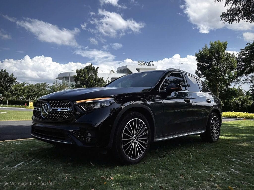 Mercedes-Benz GLC 300 4MATIC và Mercedes-Benz C 300 AMG