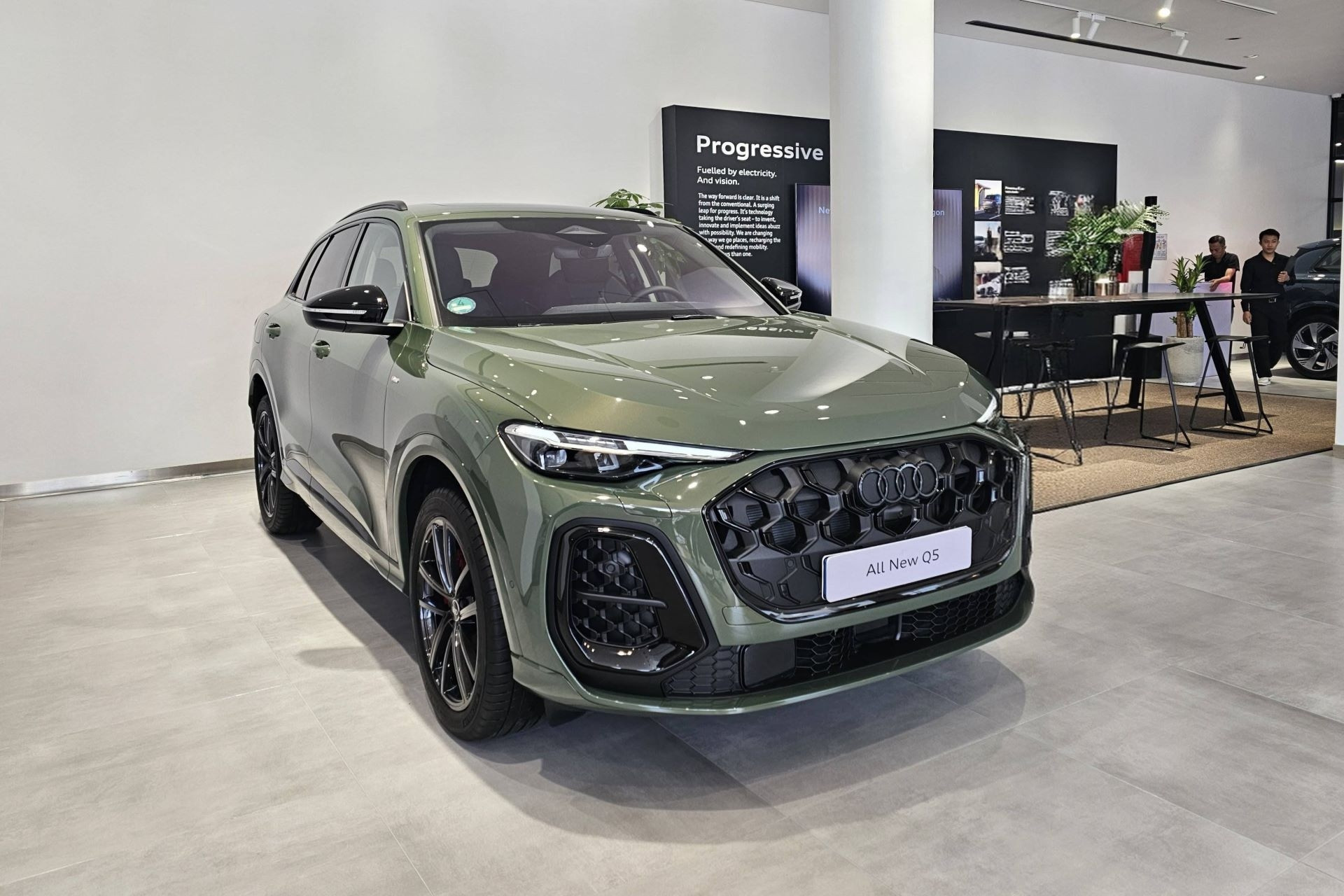 Mercedes-Benz GLC 300 4MATIC và Audi Q5 SUV TFSI quattro S line