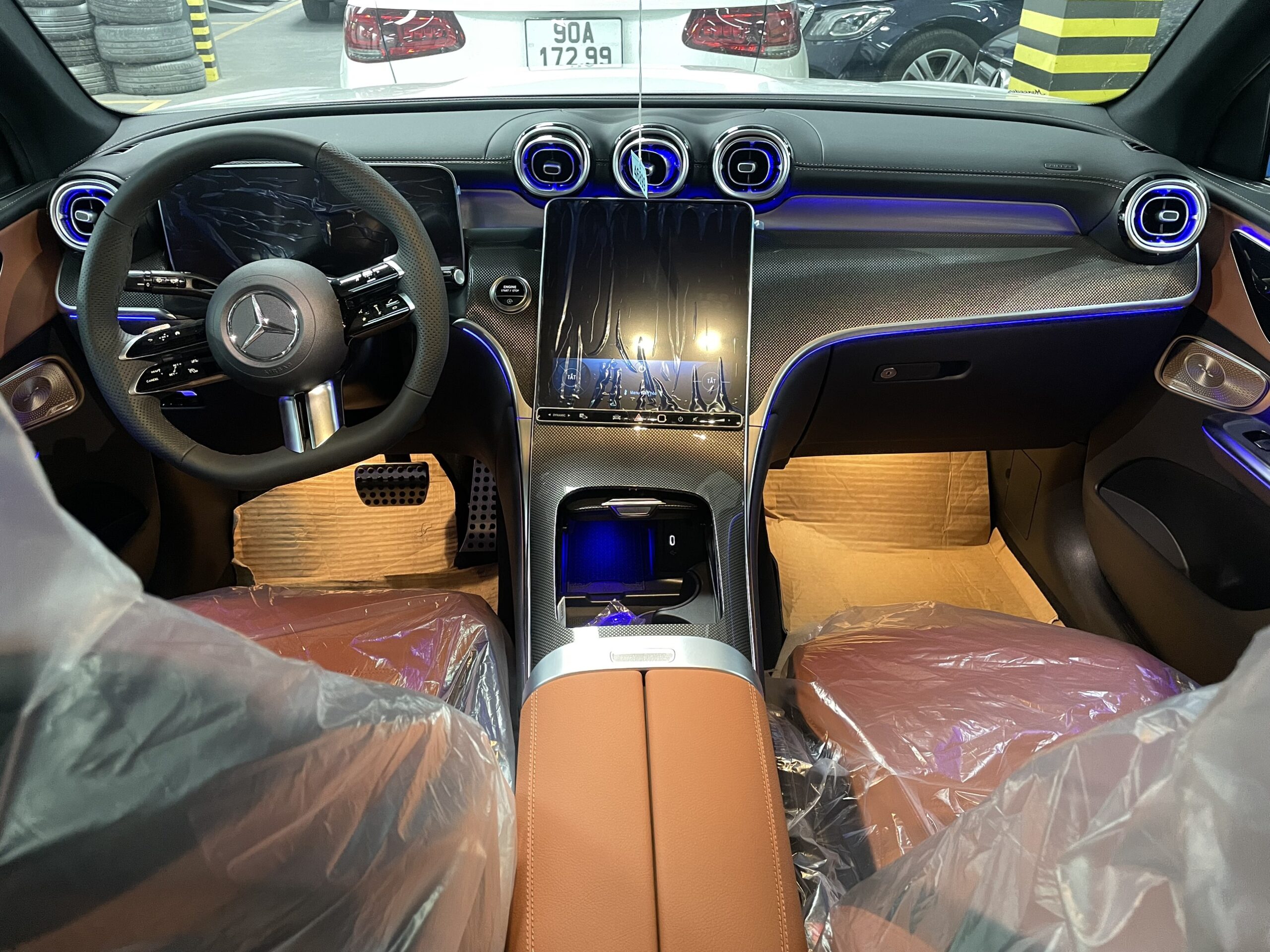 Khoang lái Mercedes-Benz GLC 300 khi đi phố
